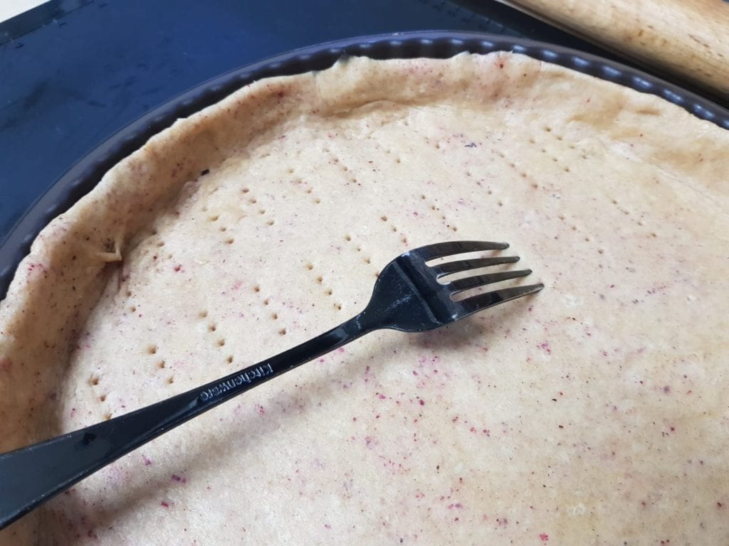 פאי טבעוני מקמח כוסמין עם עגבניות שרי, בצלים סגולים ועשבי תיבול על מצע של גבינת קשיו ביתית 4 בצק כוסמין לקיש עגבניות ובצל