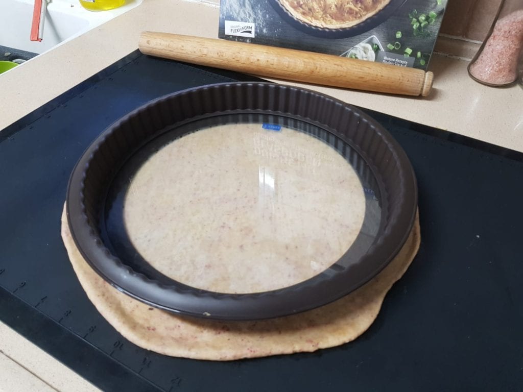 פאי טבעוני מקמח כוסמין עם עגבניות שרי, בצלים סגולים ועשבי תיבול על מצע של גבינת קשיו ביתית 3 פאי טבעוני מקמח כוסמין