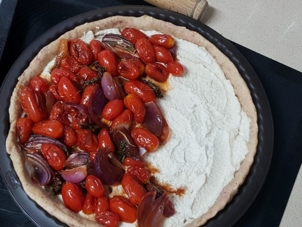 פאי טבעוני מקמח כוסמין עם עגבניות שרי, בצלים סגולים ועשבי תיבול על מצע של גבינת קשיו ביתית 5 בצק כוסמין לקיש עגבניות ובצל