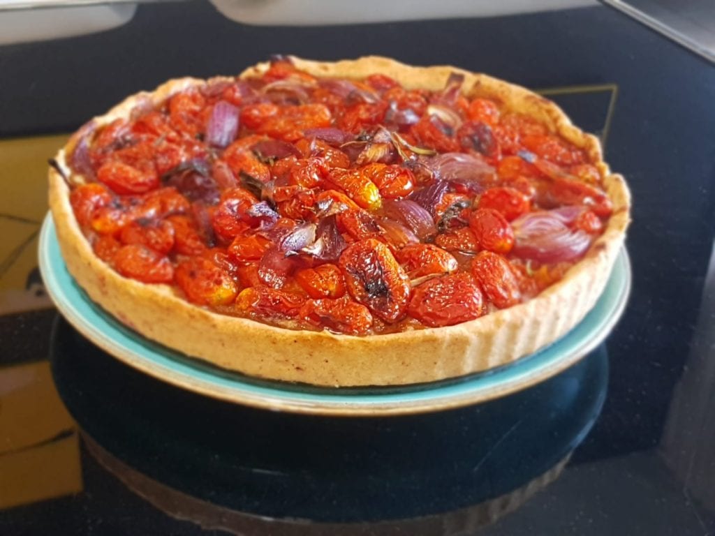 פאי טבעוני מקמח כוסמין עם עגבניות שרי, בצלים סגולים ועשבי תיבול על מצע של גבינת קשיו ביתית 1 פאי טבעוני מקמח כוסמין עם עגבניות שרי, בצלים סגולים ועשבי תיבול על מצע של גבינת קשיו ביתית