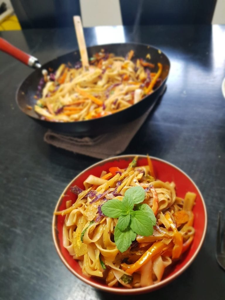 מוקפץ טבעוני עם אטריות אורז שמכינים ב-10 דקות בלבד!