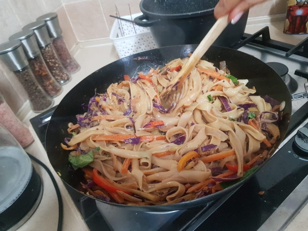 מוקפץ טבעוני עם אטריות אורז שמכינים ב-10 דקות בלבד!