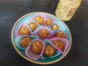 מתכון לכדורי אנרגיה ב- 2 דקות.